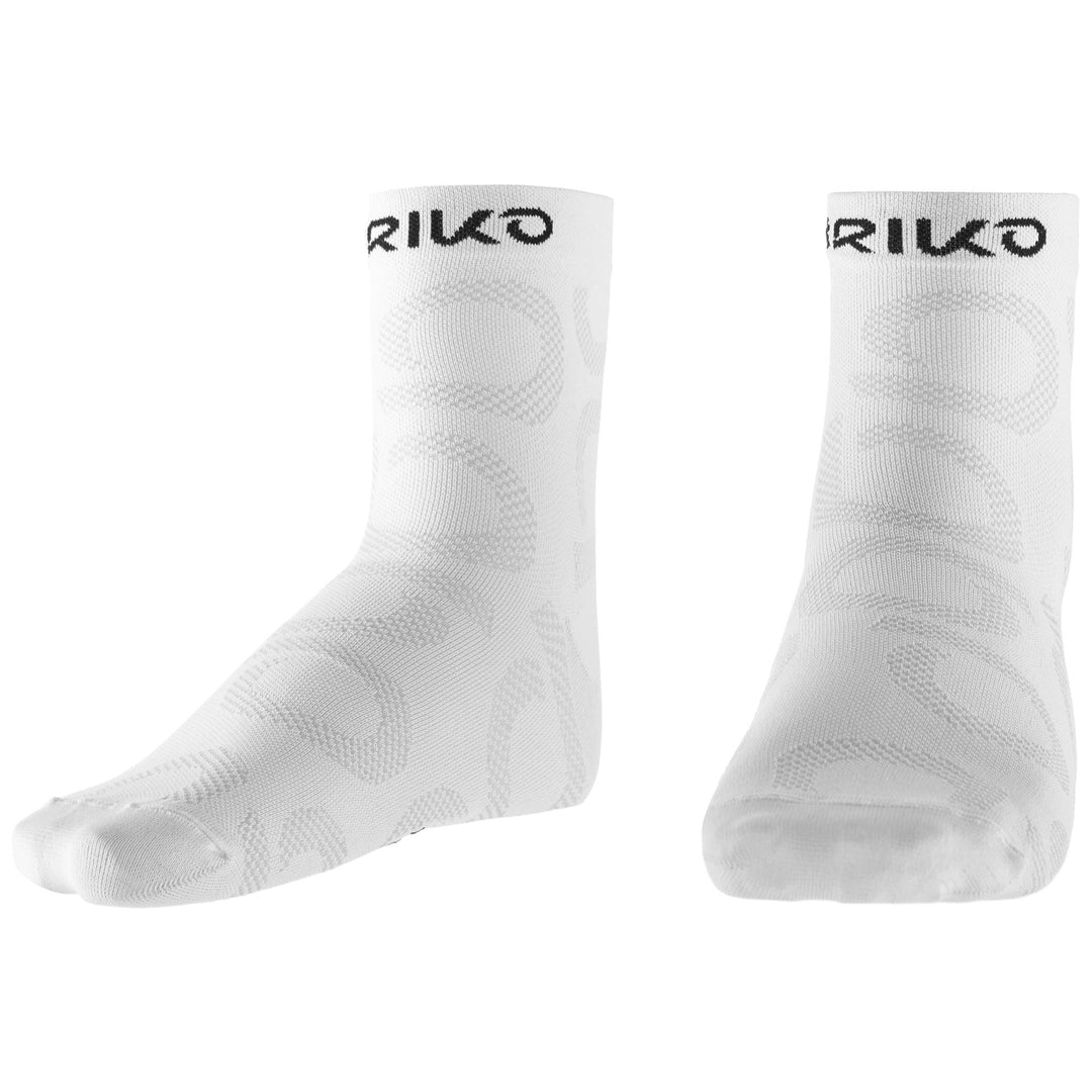 Unisex White Cycling Ankle Socks with Antibacterial Properties 01