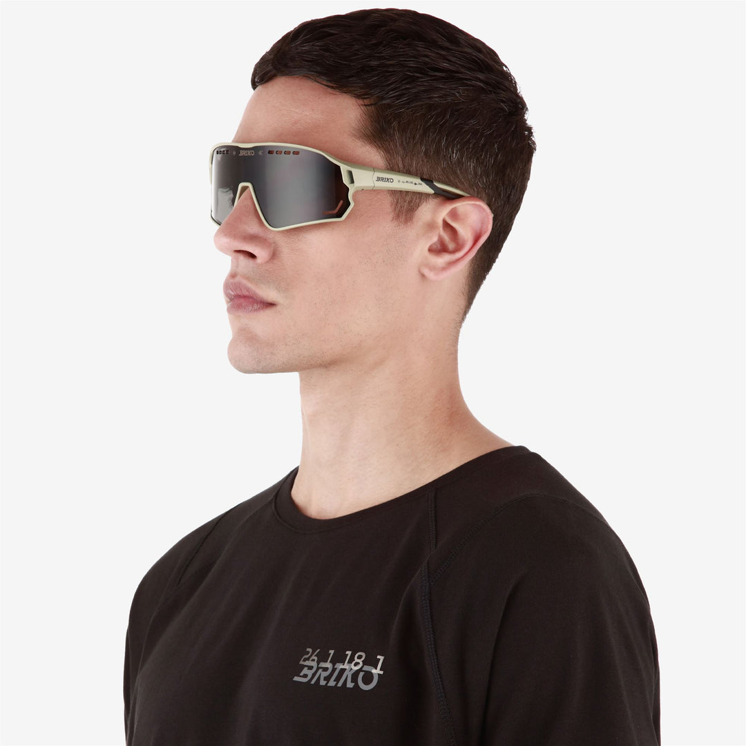 Lunettes de soleil jaunes unisexes avec protection UV et plaquettes nasales ajustables main