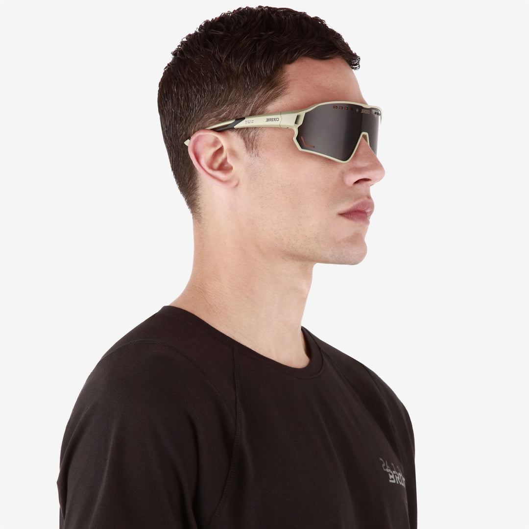 Lunettes de soleil jaunes unisexes avec protection UV et plaquettes nasales ajustables main