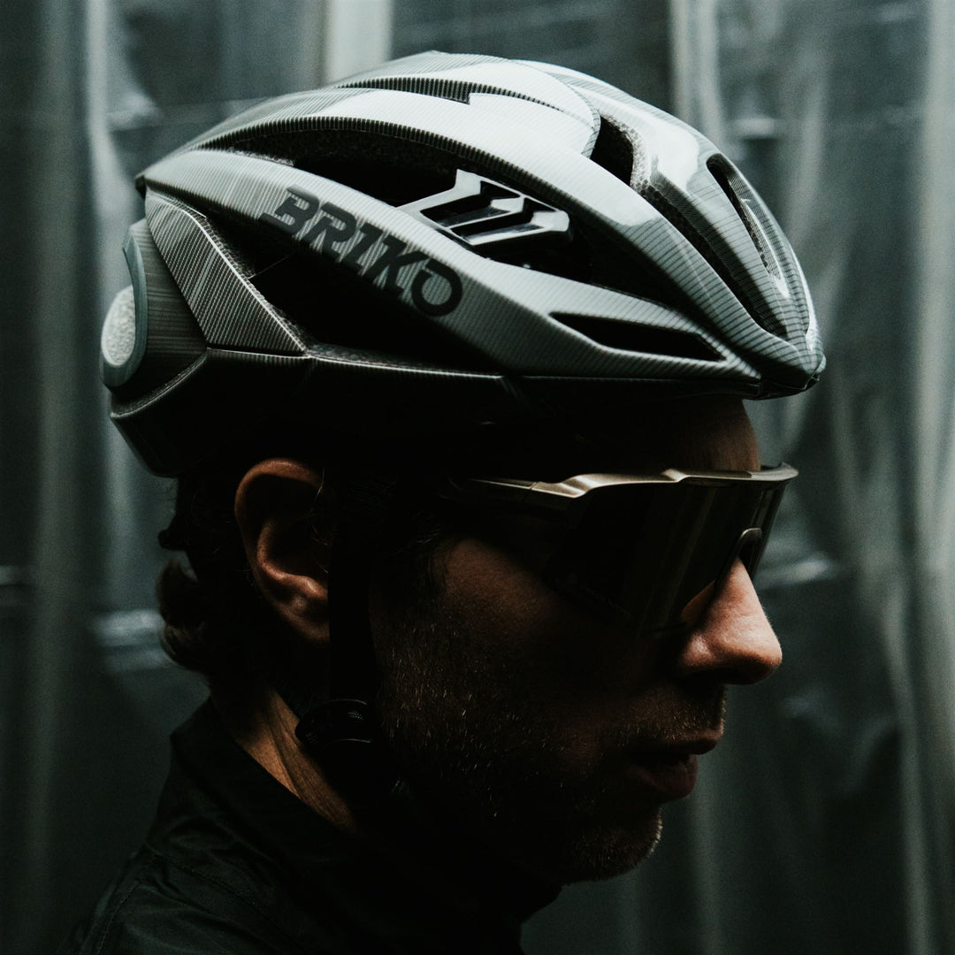 Casque de vélo gris unisexe avec ventilation pour une utilisation quotidienne main