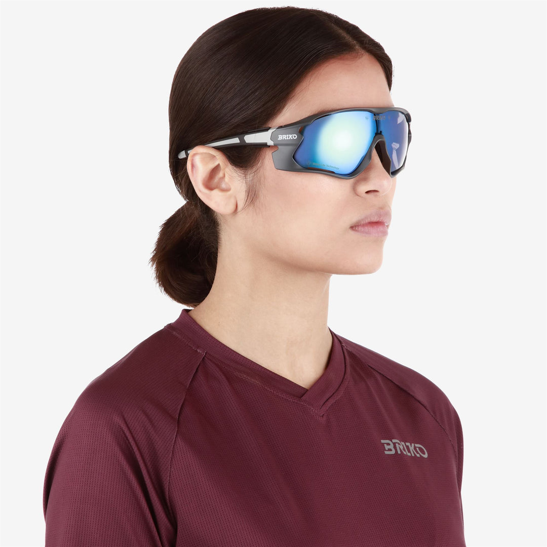 Lunettes de soleil sport grises unisexes avec protection antibuée et UV main