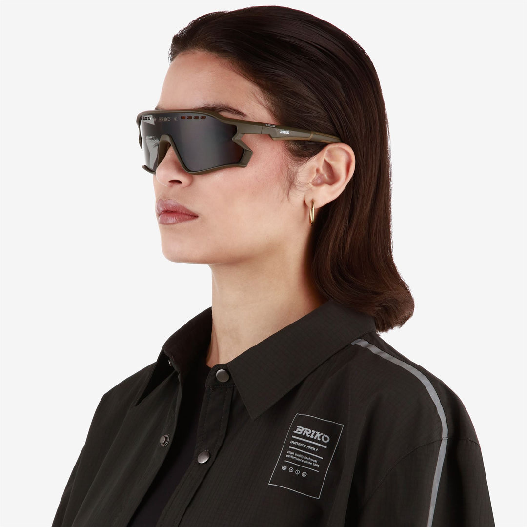 Lunettes de soleil de sport vertes unisexes pour un style de vie actif main